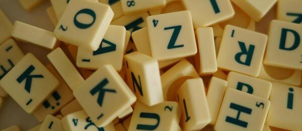 Oslavte Den Scrabble hravým způsobem.
