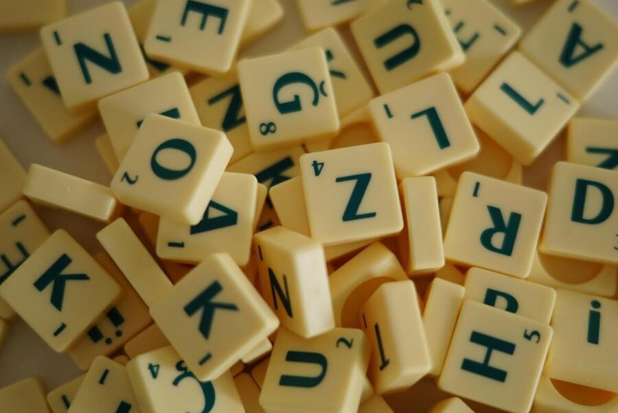 Oslavte Den Scrabble hravým způsobem.