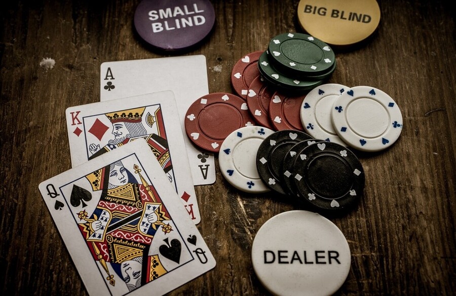 Dnes se slaví Den pokeru. Zahrajte si oblíbenou hru po celém světě.