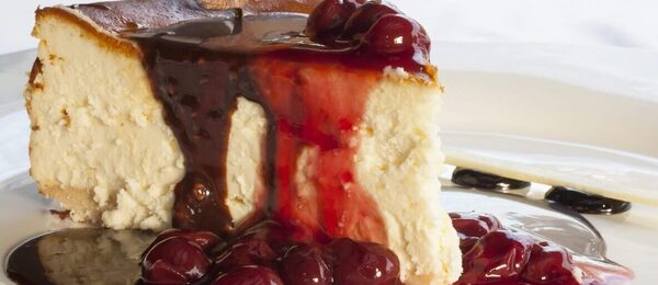 Oslaďte si dnešek - 23. dubna je den višňového cheesecake.