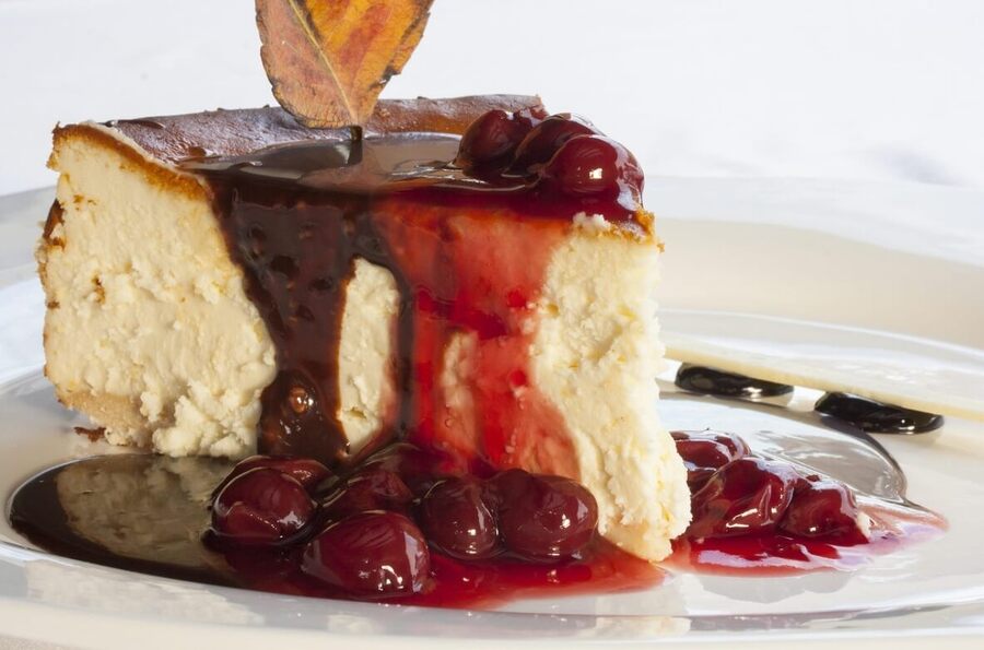 Oslaďte si dnešek - 23. dubna je den višňového cheesecake.